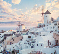 8月 サントリーニ島(ギリシャ) ファンタジーワールド(Ａ) 2023年カレンダーの画像